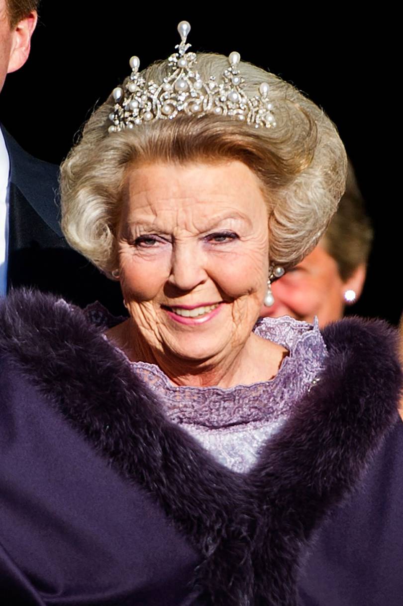 Which Royal Family Has The Most Expensive Tiara Collection In The World ...