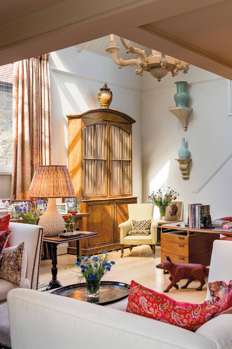 Countess Alexandra Tolstoy's Colefax and Fowler interiors are up for