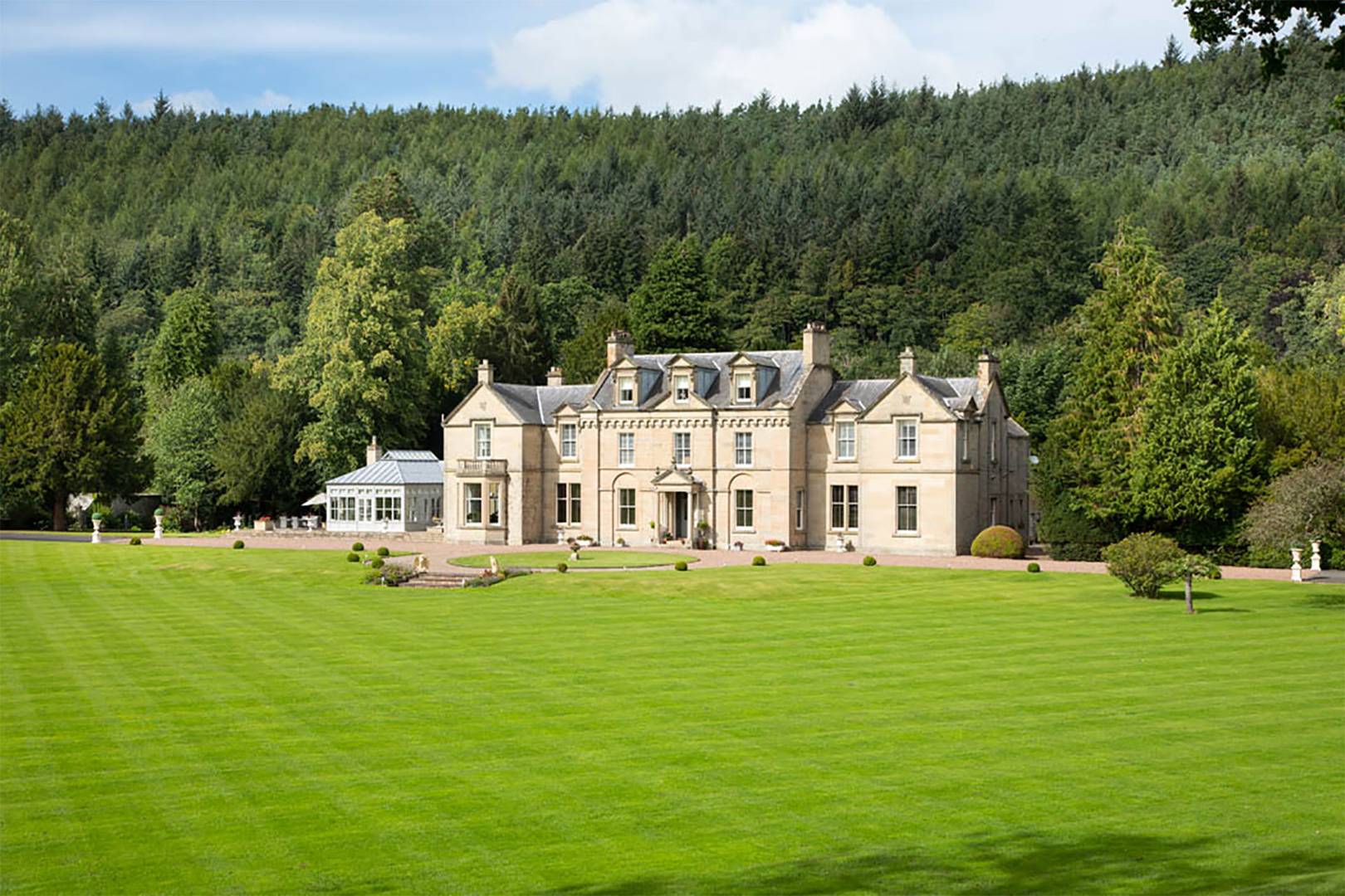 Properties for sale with stables UK and US horse riding countryside