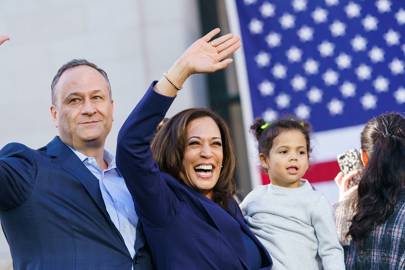 Kamala Harris, Douglas Emhoff con su sobrina en el lanzamiento de la campaña presidencial. 