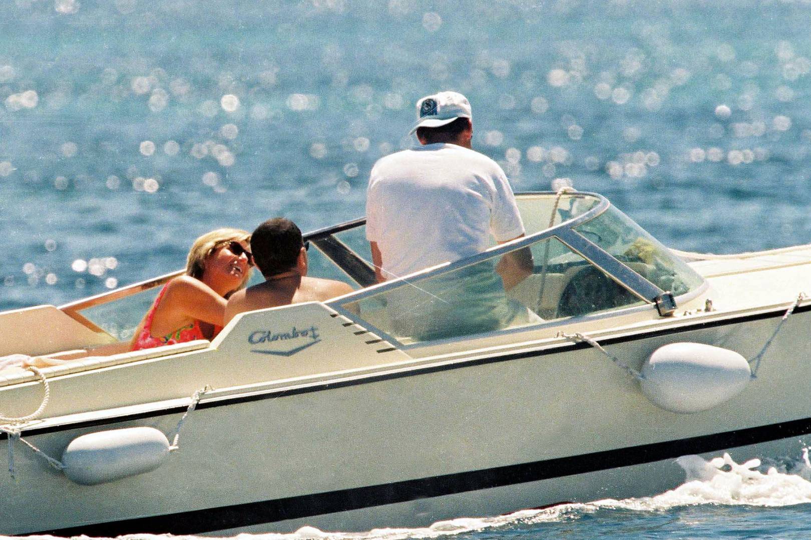 diana and dodi kiss on yacht