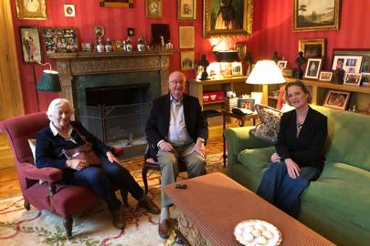 La reina Paola de Bélgica y el rey Alberto II de Bélgica durante la primera reunión con la princesa Delphine. 