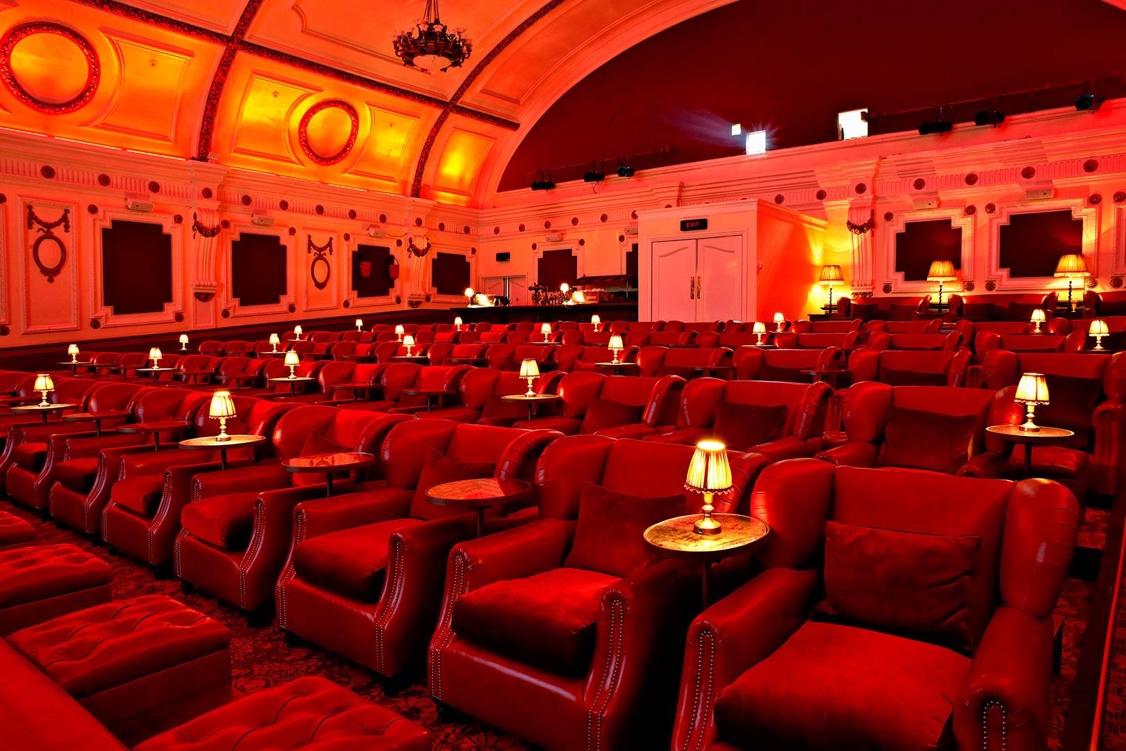 London cinemas. Кинотеатр Electric Cinema, Ноттинг Хилл, Лондон, Великобритания.. Зал кинотеатра. Кинотеатр внутри. Красивые кинозалы.
