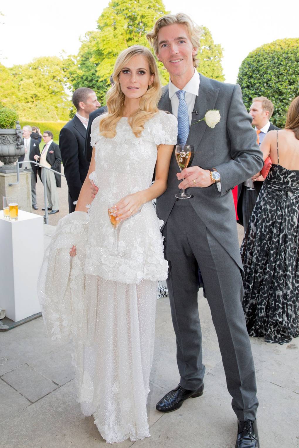Poppy Delevingne marries James Cook - Cara Delevingne & Mary Charteris ...