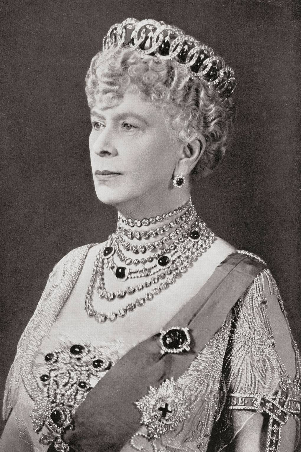 The fascinating history behind the Queen’s favourite tiara, the ...