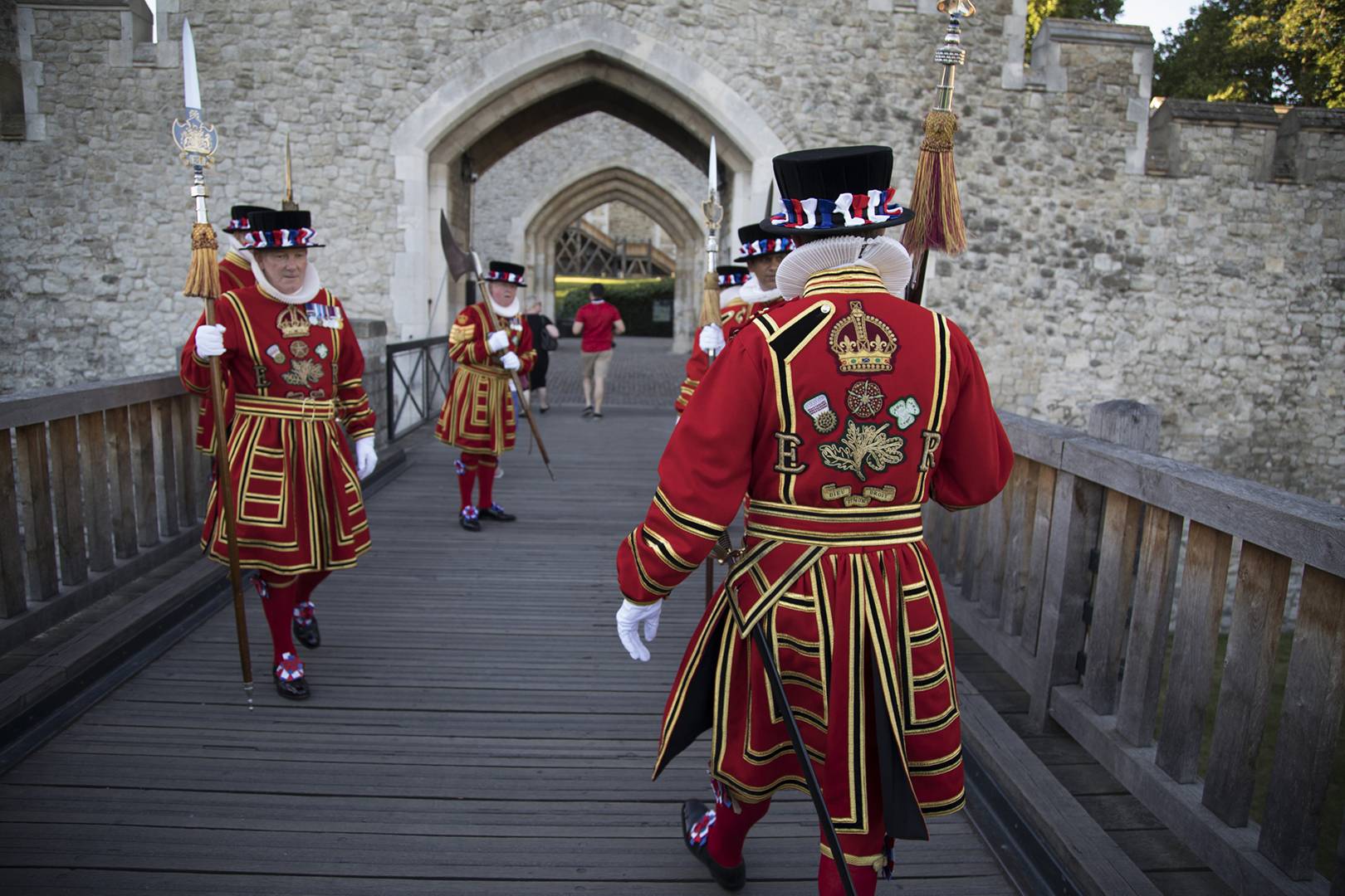 Beefeater tower. Тауэр бифитеры. Tower of London Beefeaters. Beefeater Лондон. Бифитер Страж.