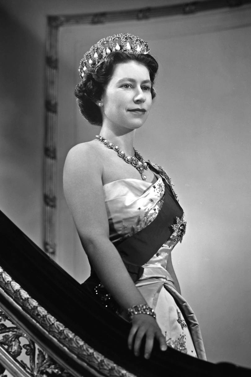 The Fascinating History Behind The Queens Favourite Tiara The 2037