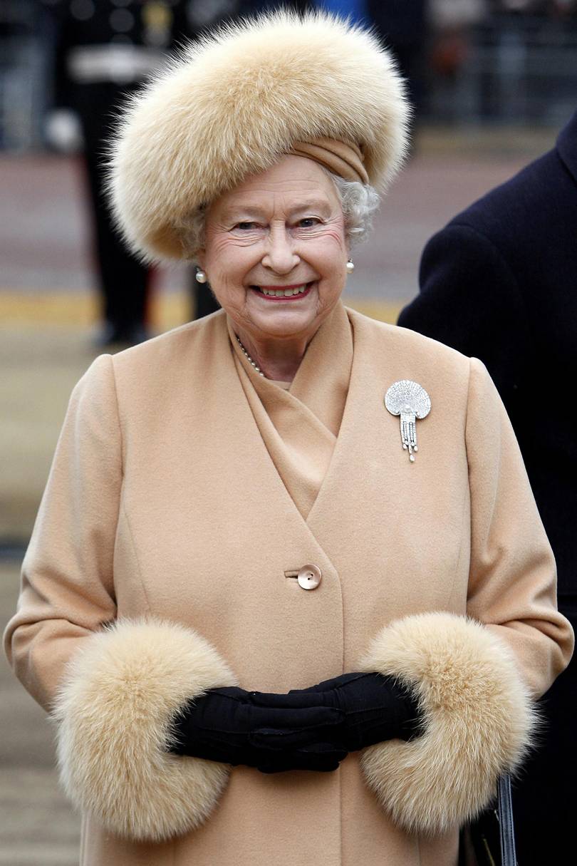 the-queen-to-stop-wearing-fur-only-faux-fur-in-2019-tatler