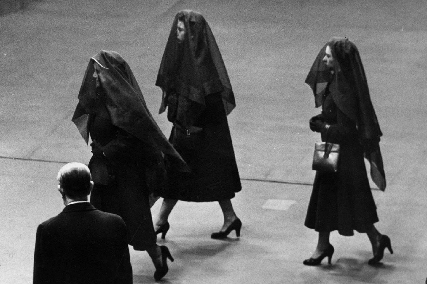 A Look At Royal Mourning Fashion & Funeral Outfits Throughout History ...