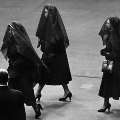 A Look At Royal Mourning Fashion & Funeral Outfits Throughout History ...